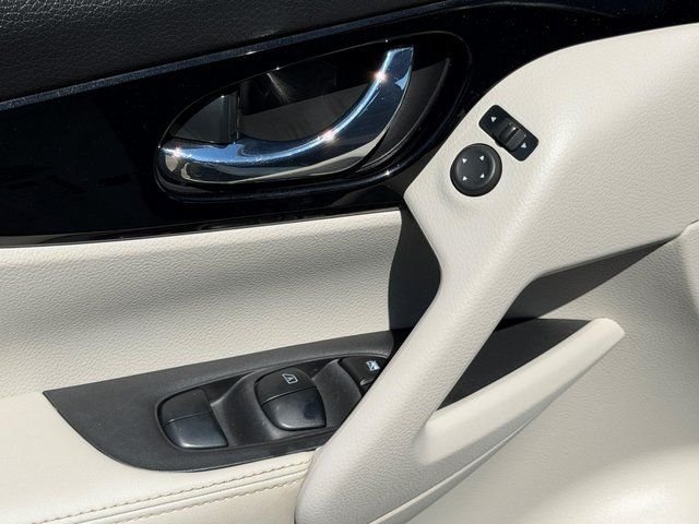 Used 2022 White Nissan SL image 28