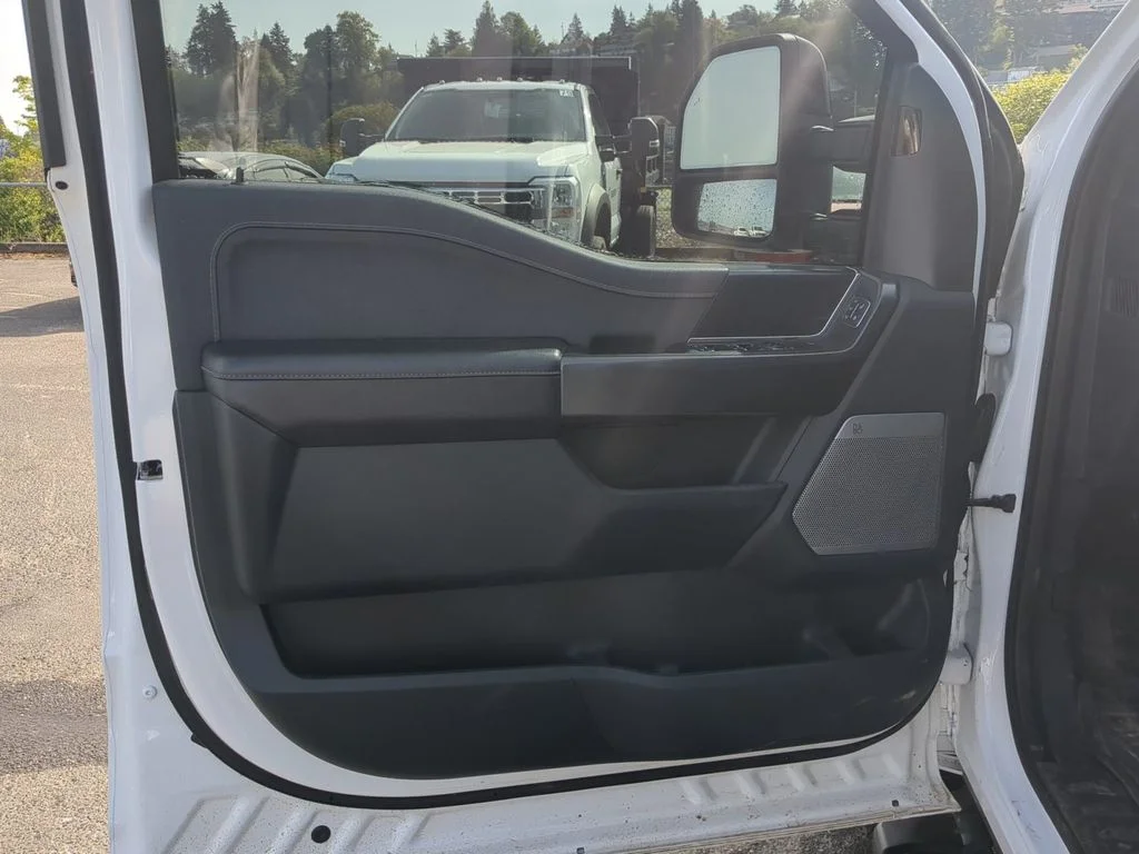 Used 2025  Ford Lariat image 13