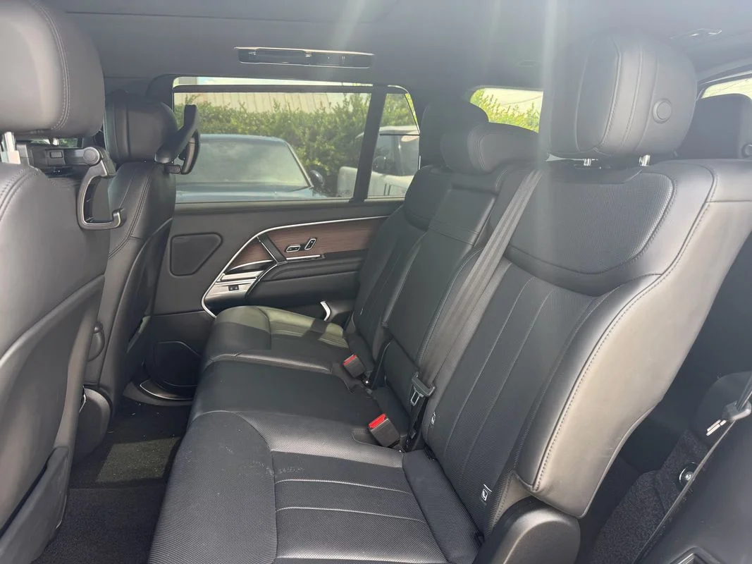 Used 2024  Land Rover P400 SE image 12