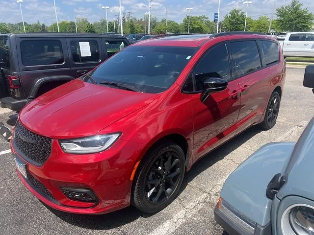 2024 Chrysler Pacifica Limited AWD's photo