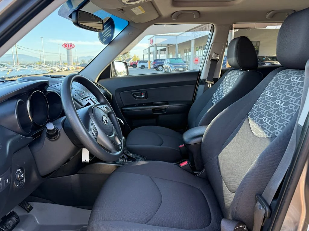 Used 2011 Titanium Kia + image 15