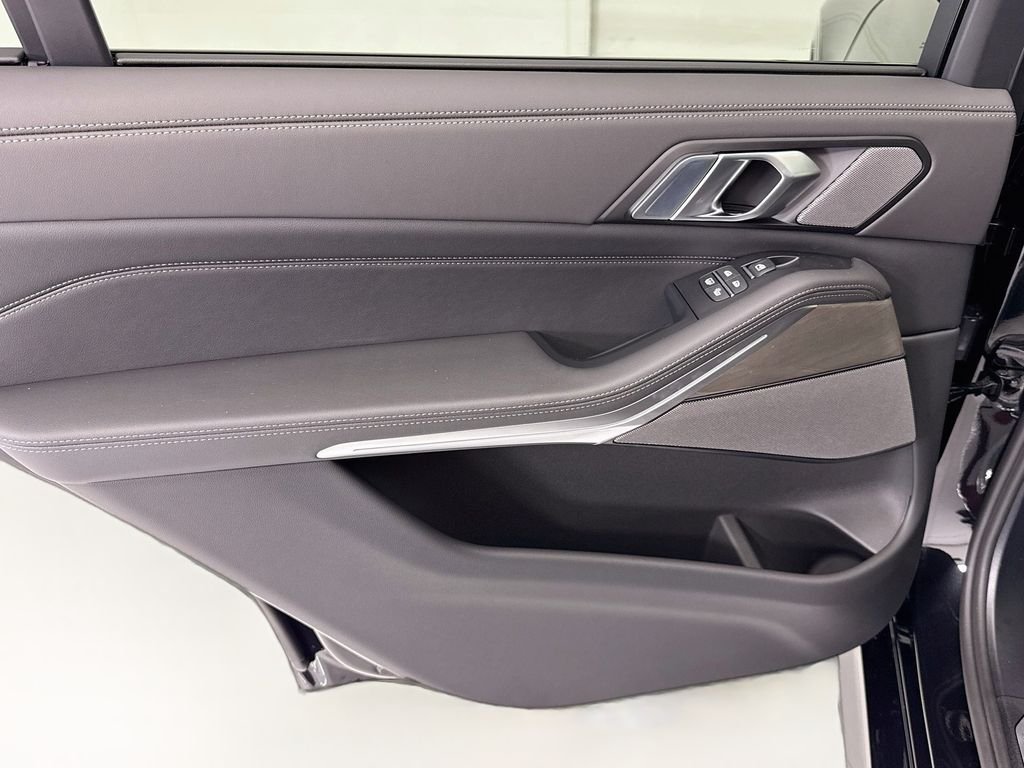 New 2027 Black Sapphire Metallic BMW xDrive40i image 25