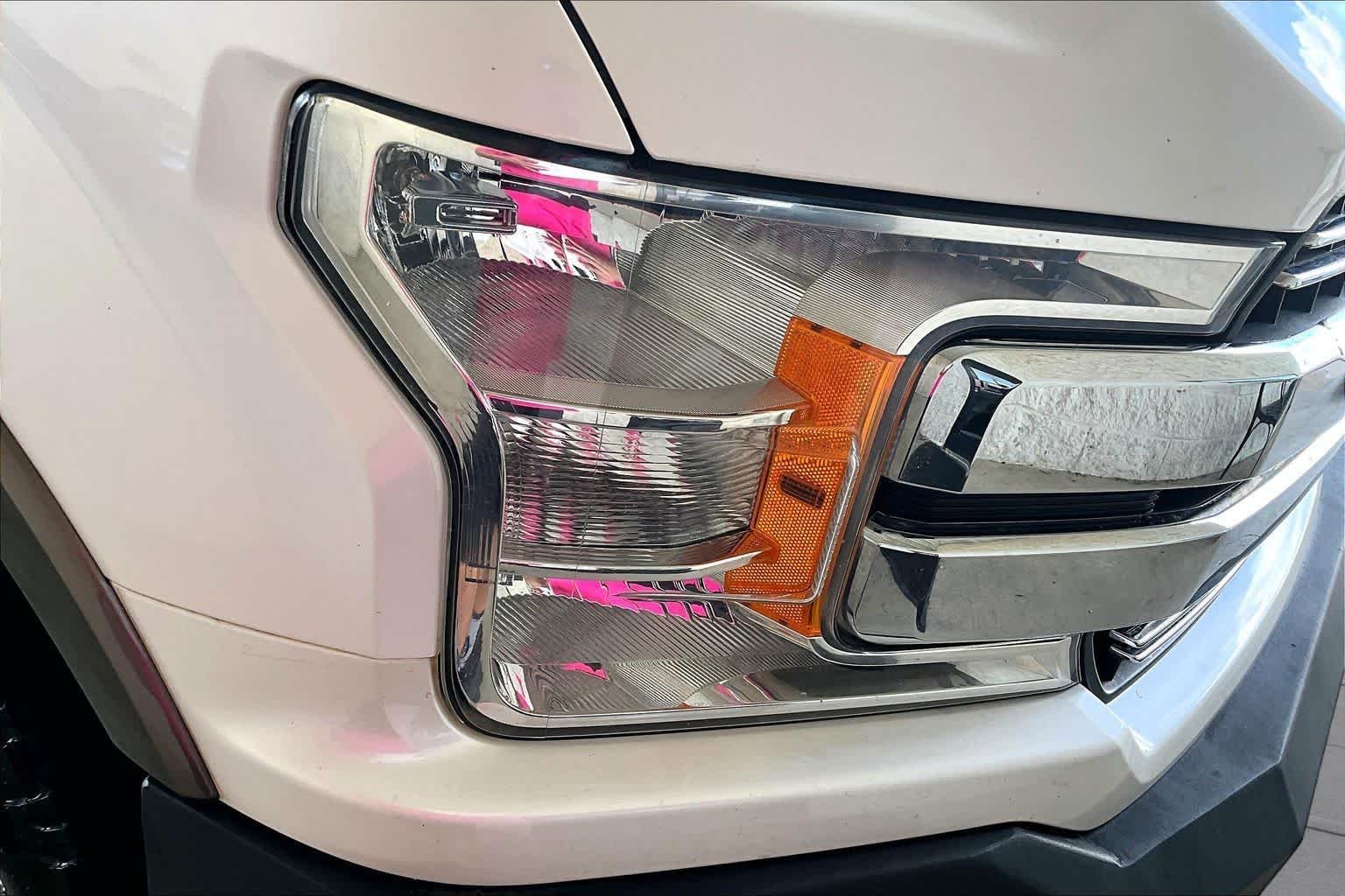Used 2018 White Platinum Metallic Tri-Coat/Stone Gray Ford LARIAT image 26
