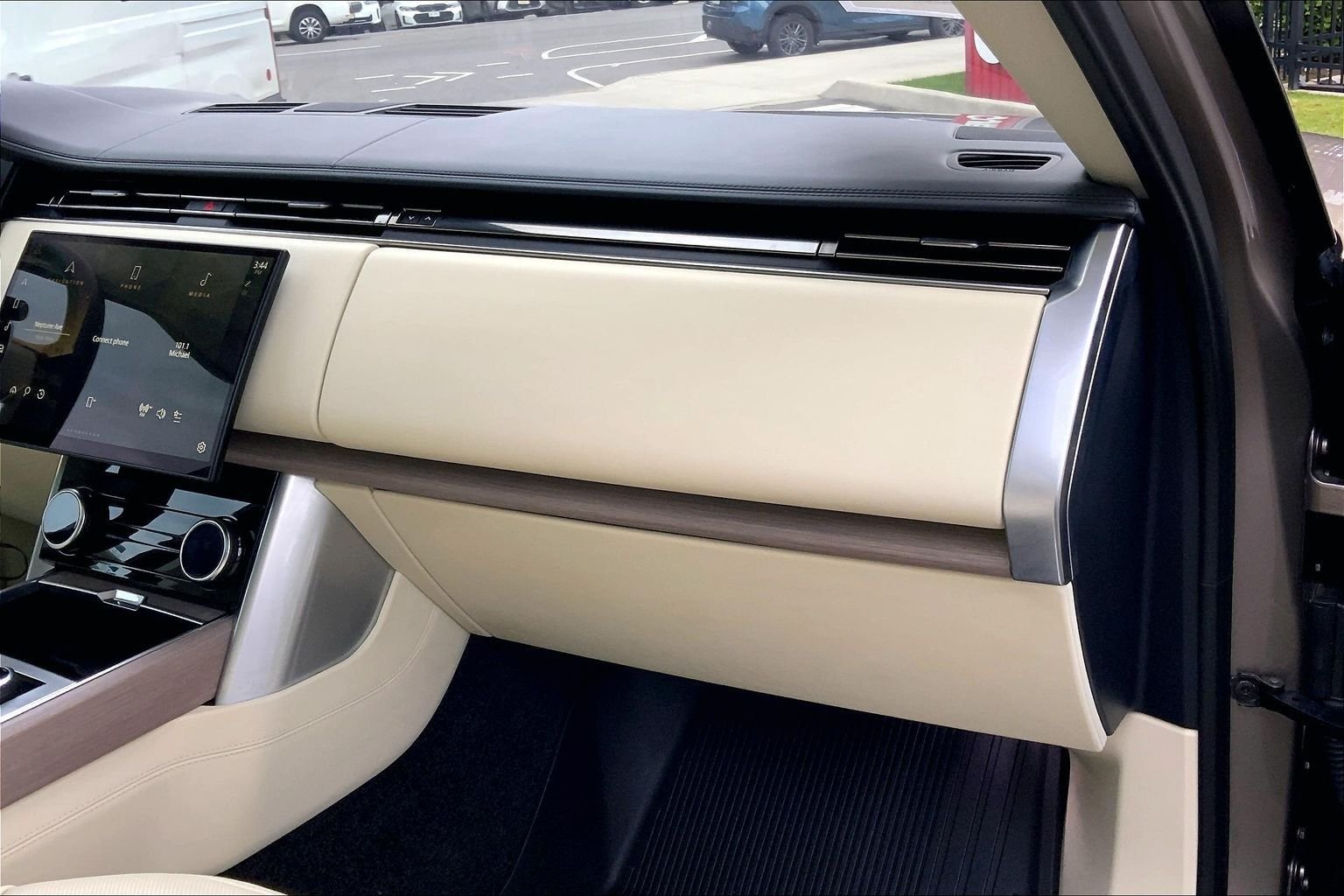 Used 2023 Batumi Gold Premium Metallic Land Rover SE image 18