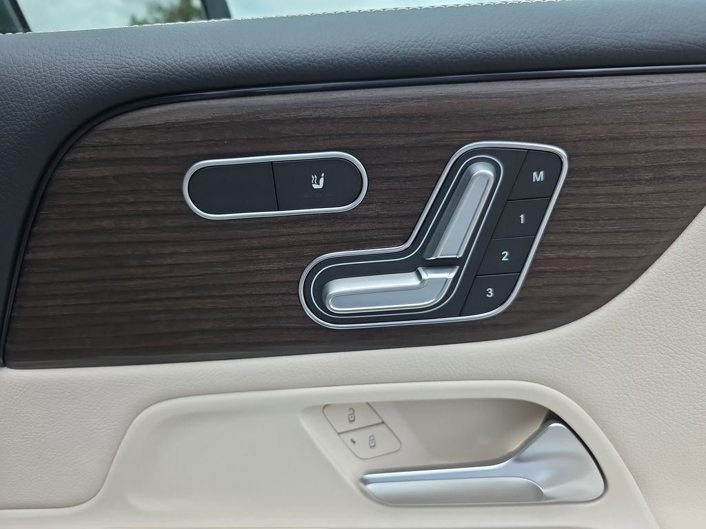 New 2026 White Mercedes-Benz GLB 250 image 17