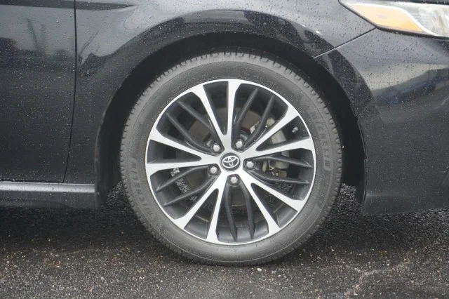 Used 2019  Toyota LE image 5