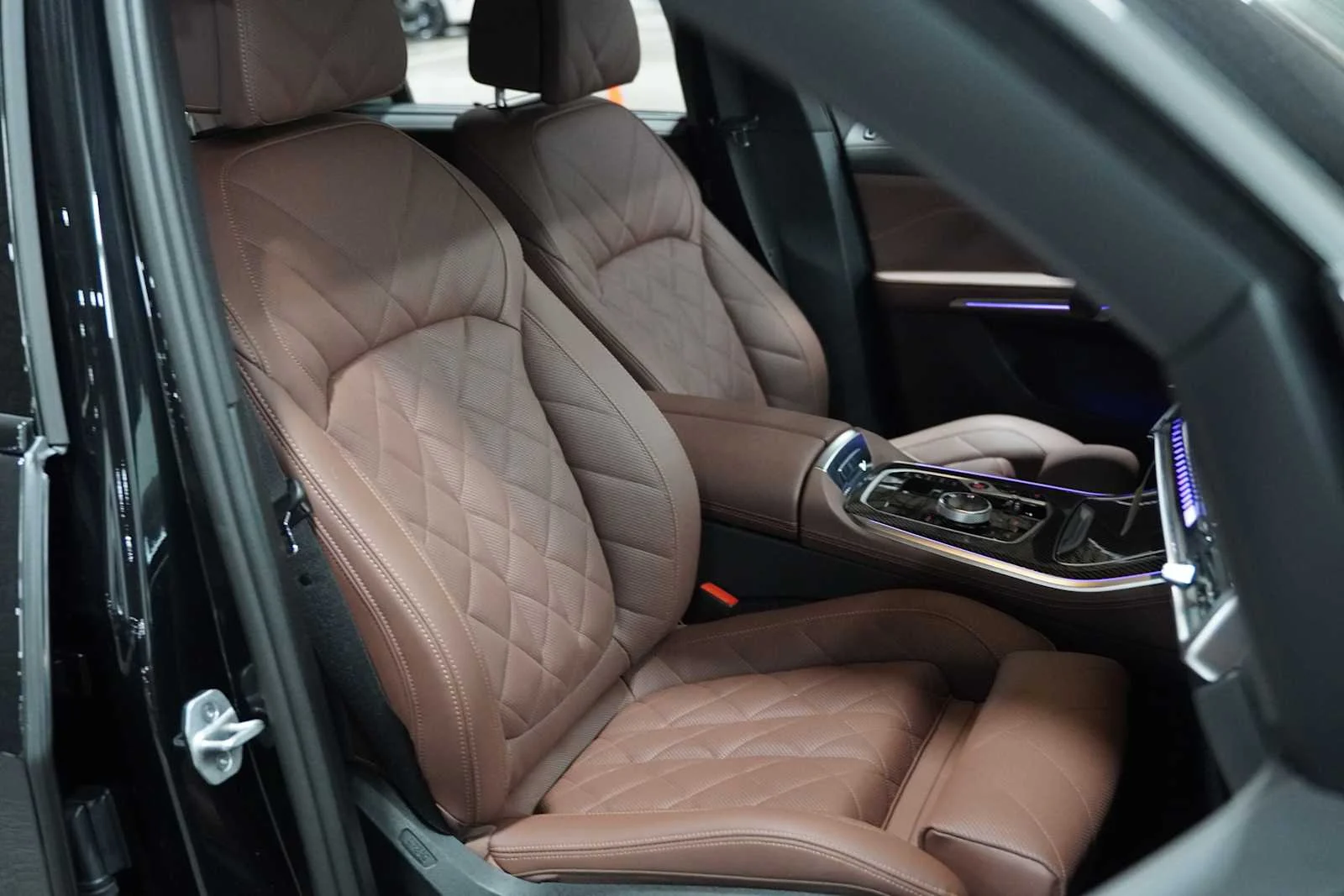 Used 2026 Black Sapphire Metallic BMW M60i image 9