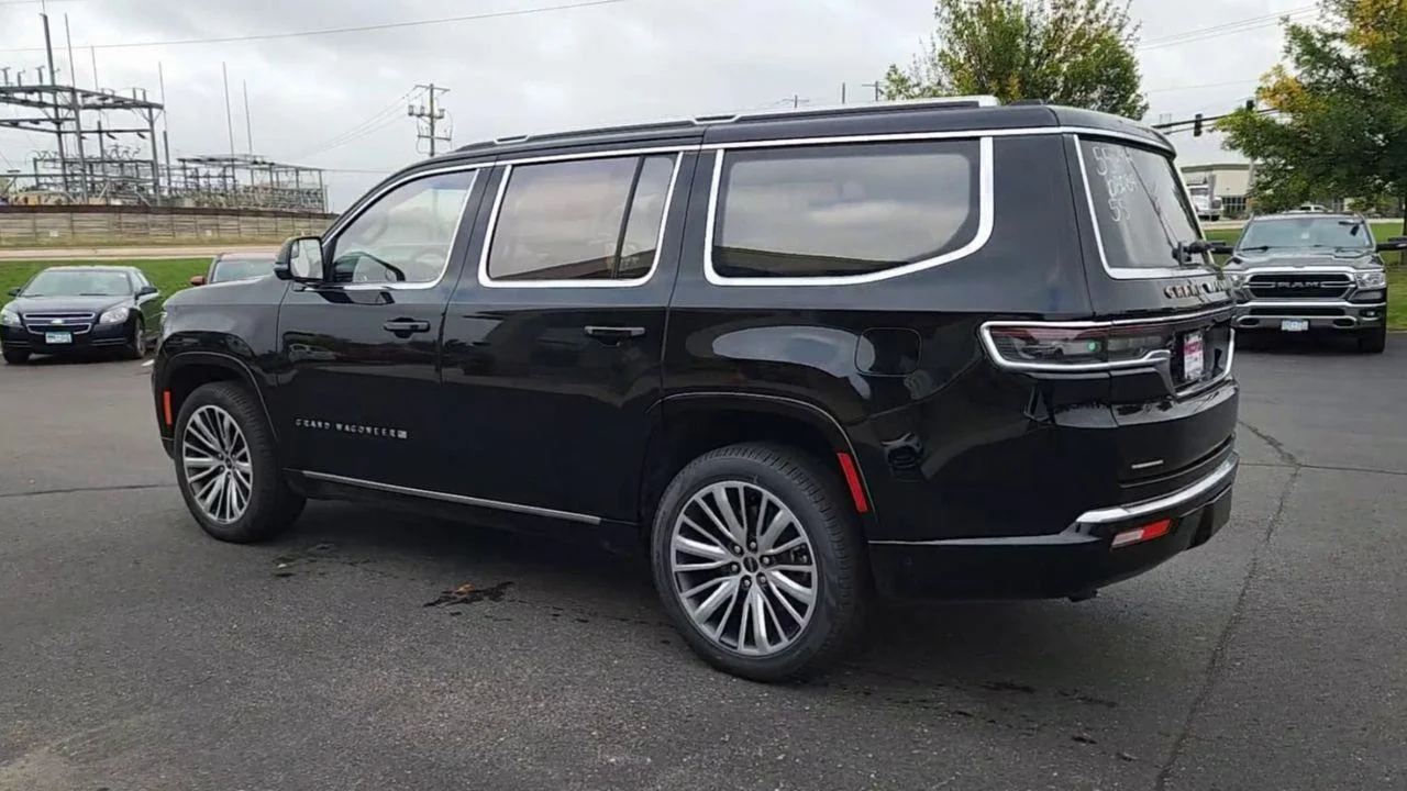 New 2023 Diamond Black Crystal Pearl-Coat Exterior Paint Jeep Series III image 7