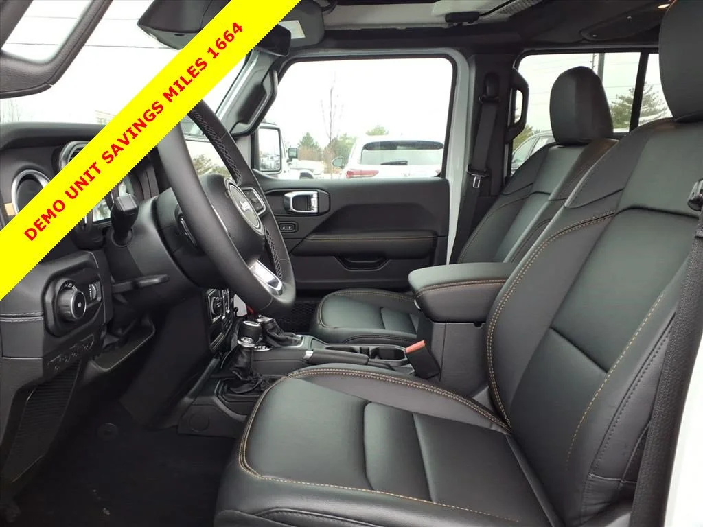 New 2026 Bright White Clear-Coat Exterior Paint Jeep Sahara image 14