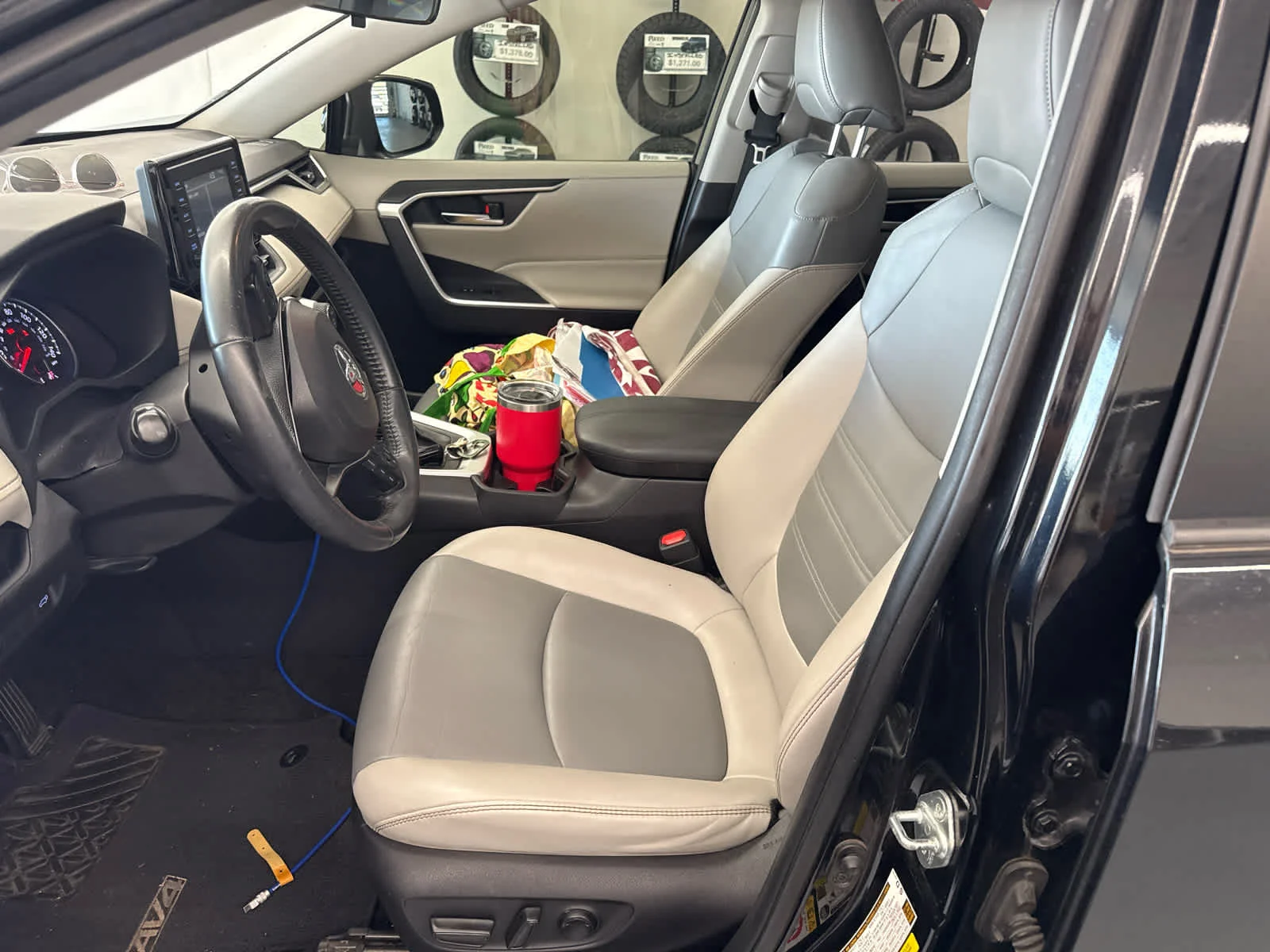 Used 2019 Midnight Black Metallic Toyota XLE Premium image 9