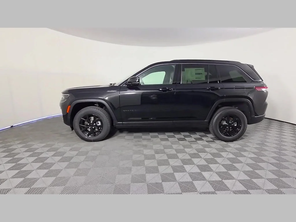 New 2026 Diamond Black Crystal Pearl-Coat Exterior Paint Jeep Laredo Altitude image 33