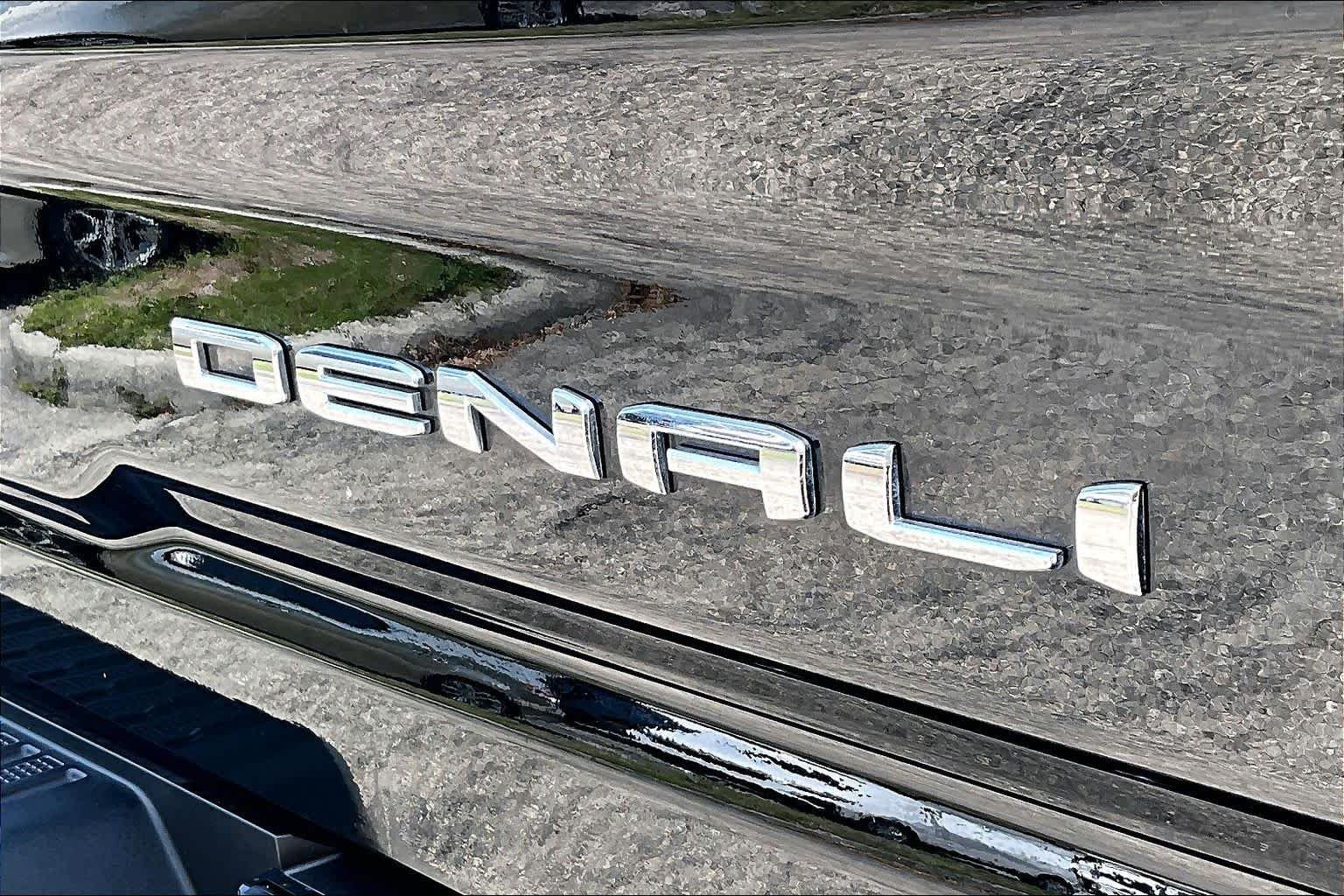 Used 2024 Onyx Black GMC Denali Ultimate image 10