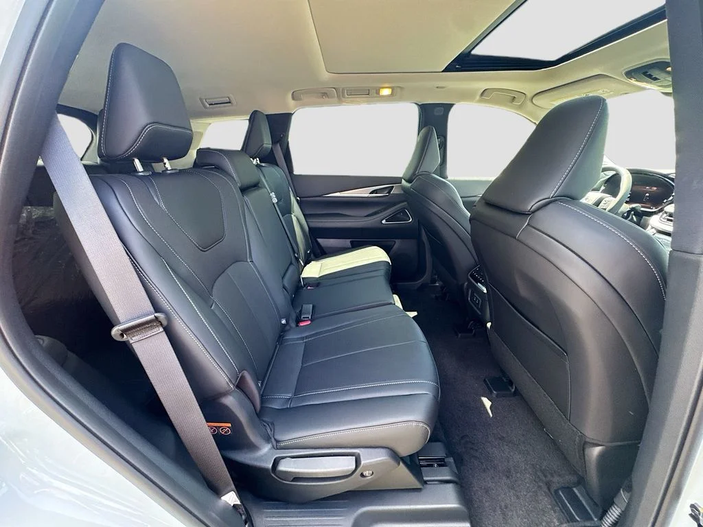 New 2027 RADIANT WHITE INFINITI Luxe FWD image 30