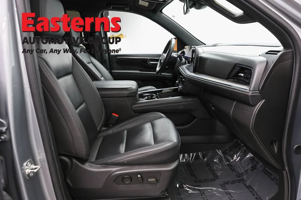 Used 2025 Gray Chevrolet Z71 image 26