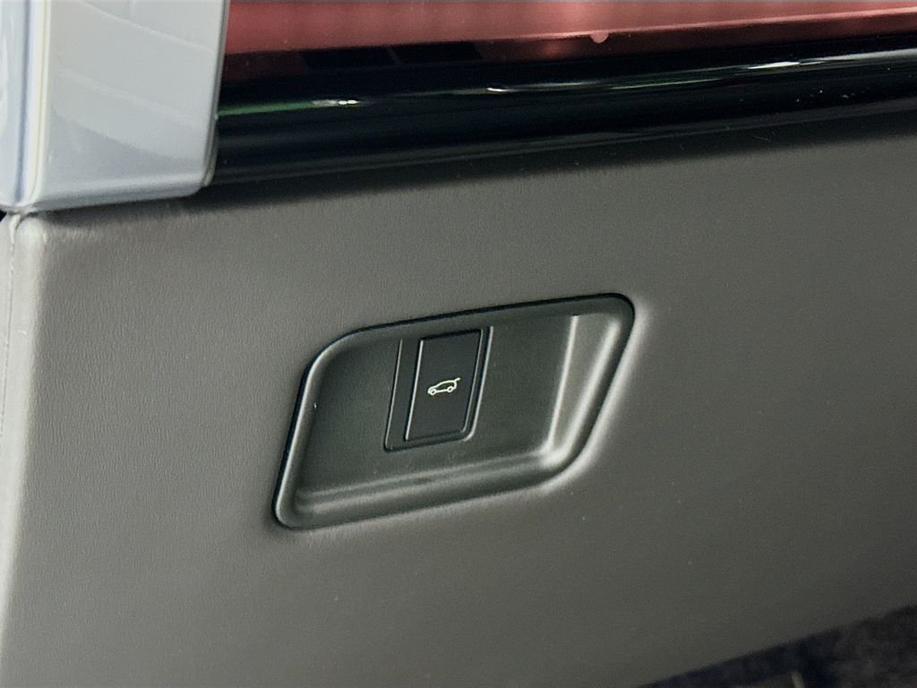 New 2025 Fuji White Land Rover SE image 11