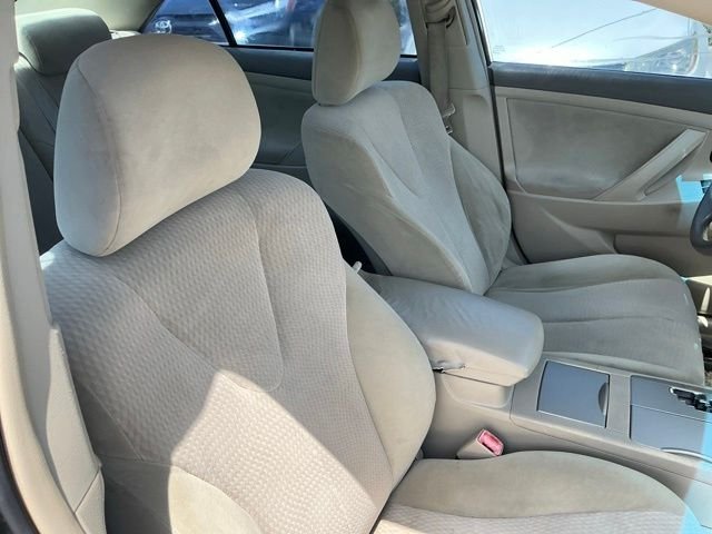 Used 2011 Gray Toyota LE image 28