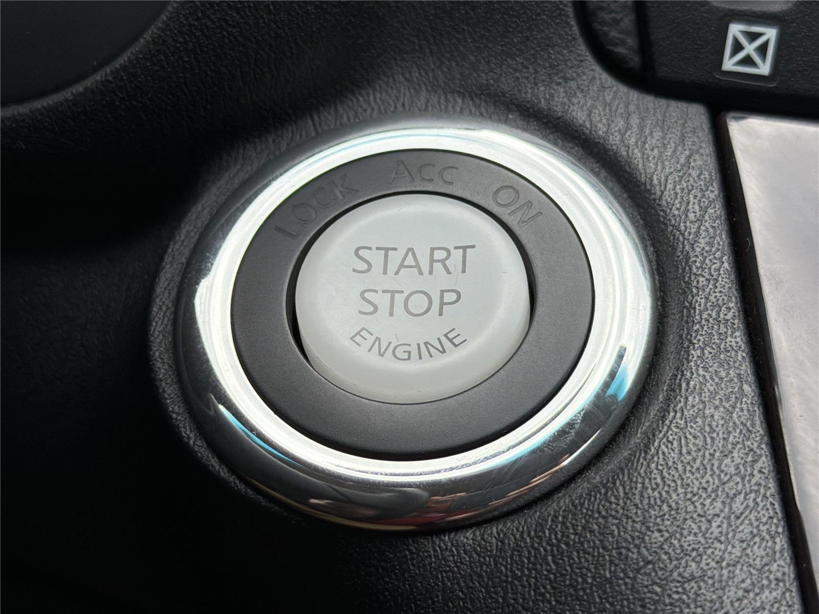Used 2013  INFINITI Base image 8