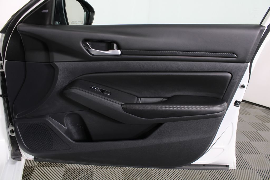 Used 2025 White Nissan 2.5 SV image 8