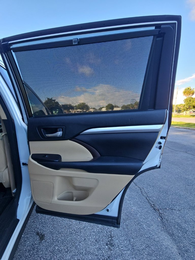 Used 2017 White Toyota XLE image 19