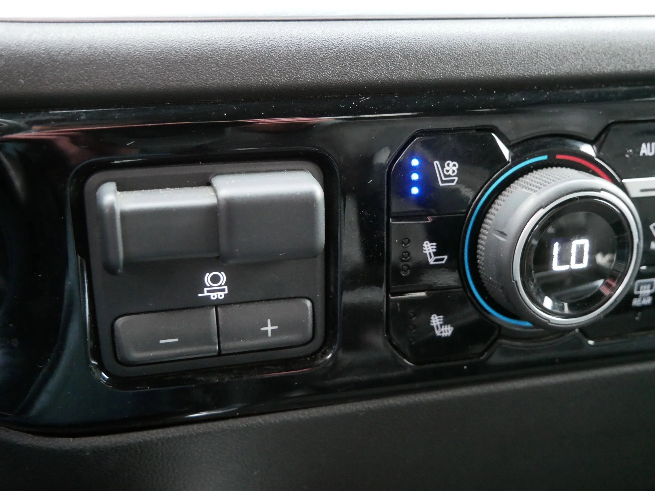 Used 2025 Iridescent Pearl Tricoat Chevrolet High Country image 33
