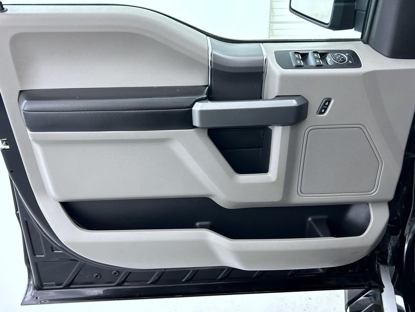 Used 2018 Shadow Black Ford XLT image 9