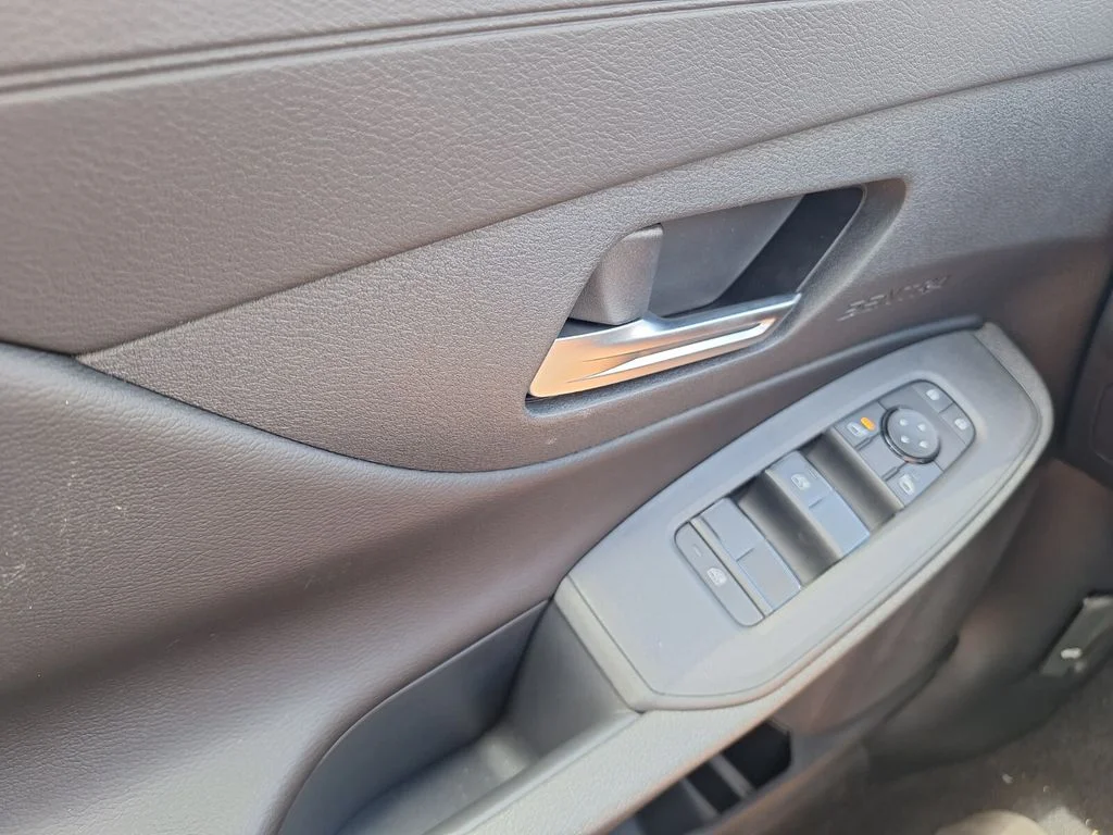 Used 2027 Gray Nissan SV image 18