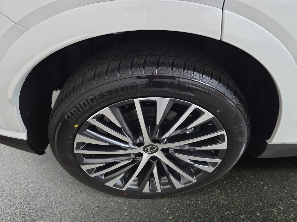 New 2026 Eminent White Pearl Lexus PREMIUM PLUS image 30