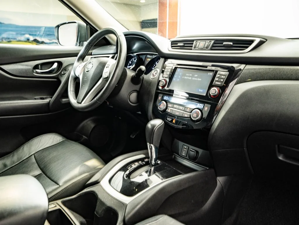 Used 2015 Arctic Blue Metallic Nissan SL image 49