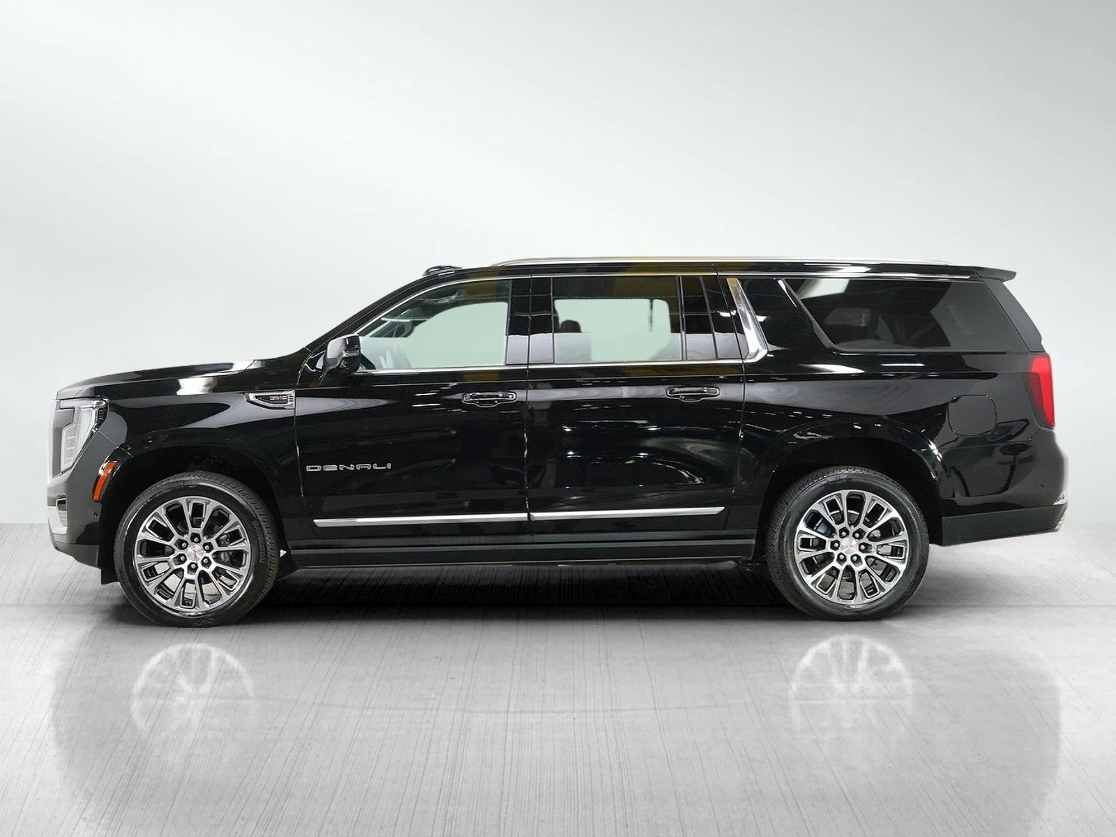 Used 2025  GMC Denali image 2
