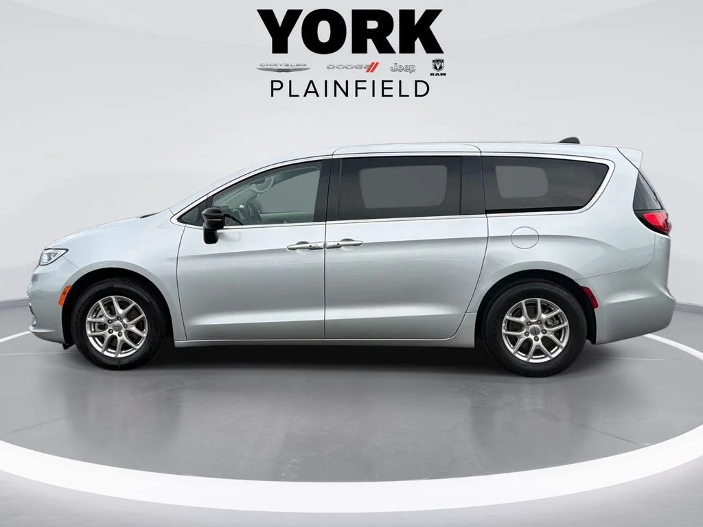 Used 2024 Silver Chrysler Touring L image 7