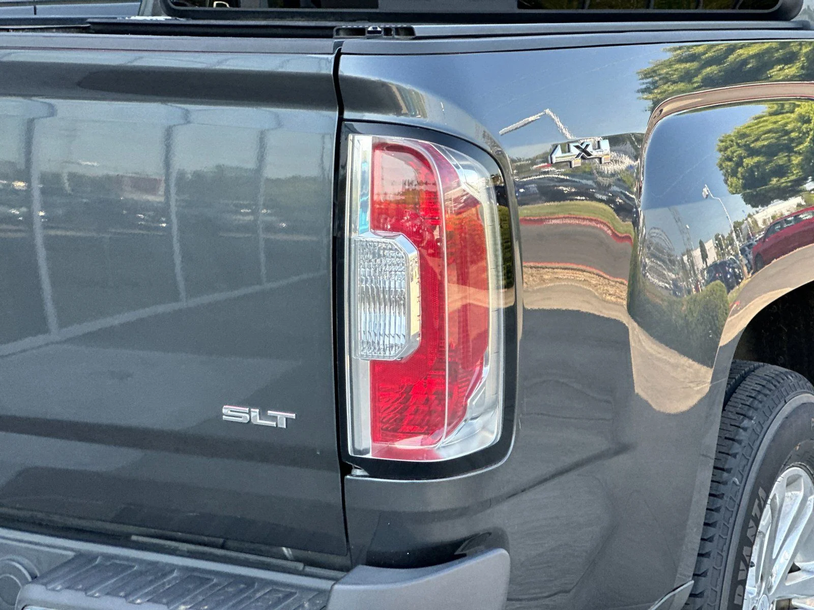 Used 2016 Cyber Gray Metallic GMC SLT image 23