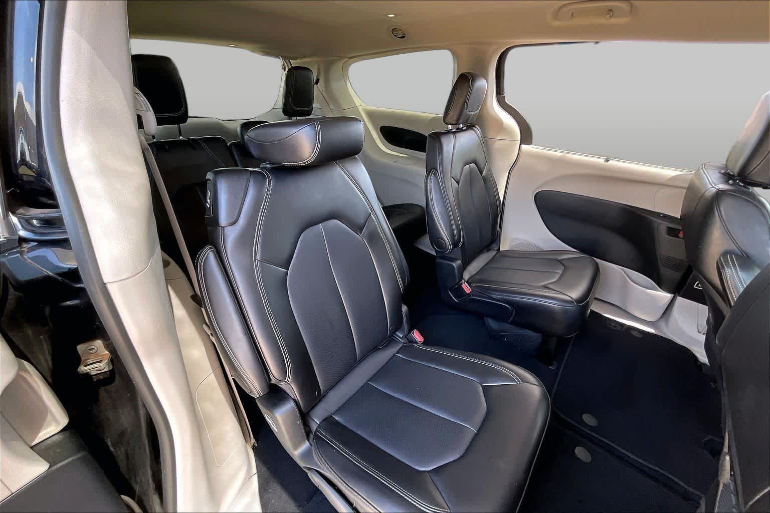 Used 2024 Diamond Black Crystal Pearlcoat Chrysler Touring L image 18