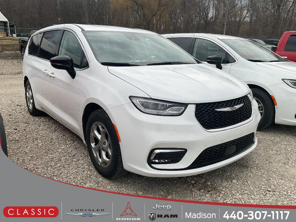 2024 Chrysler Pacifica Limited's photo