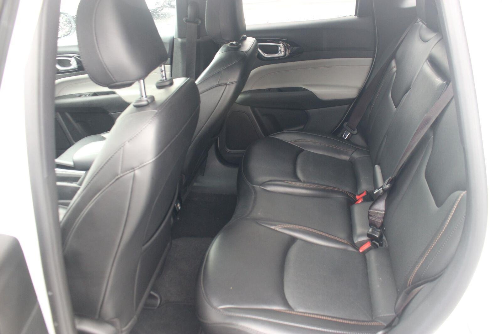 Used 2023  Jeep Limited image 28