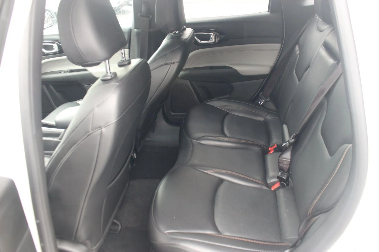 Used 2023  Jeep Limited image 28