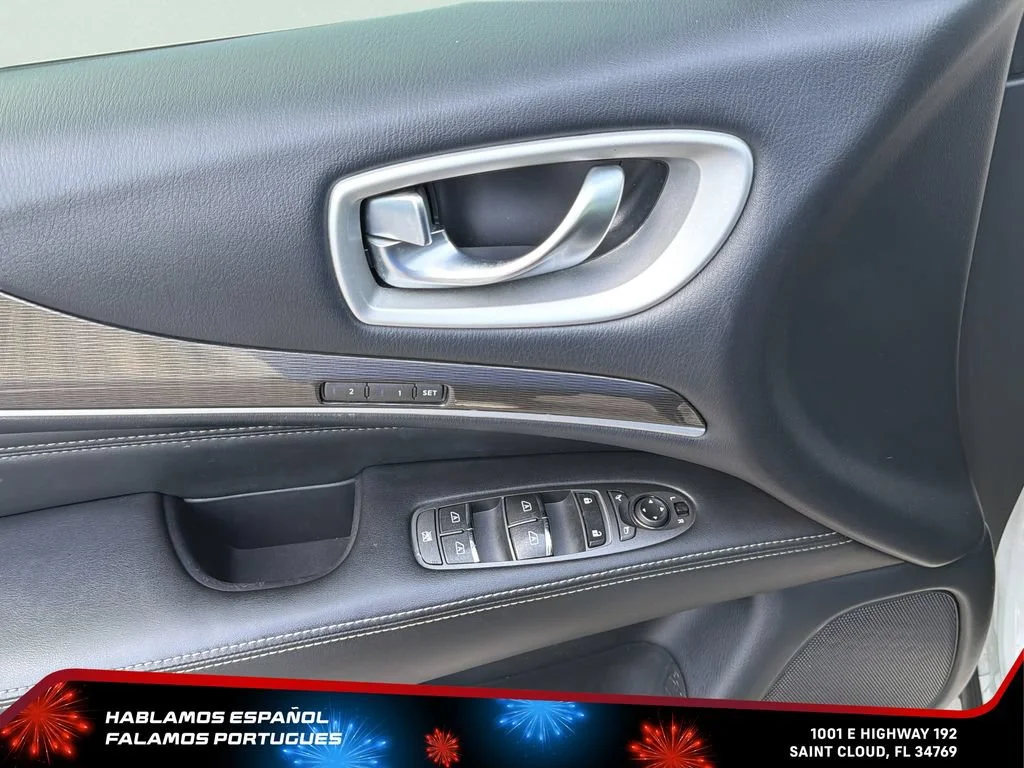 Used 2020 White INFINITI LUXE image 12