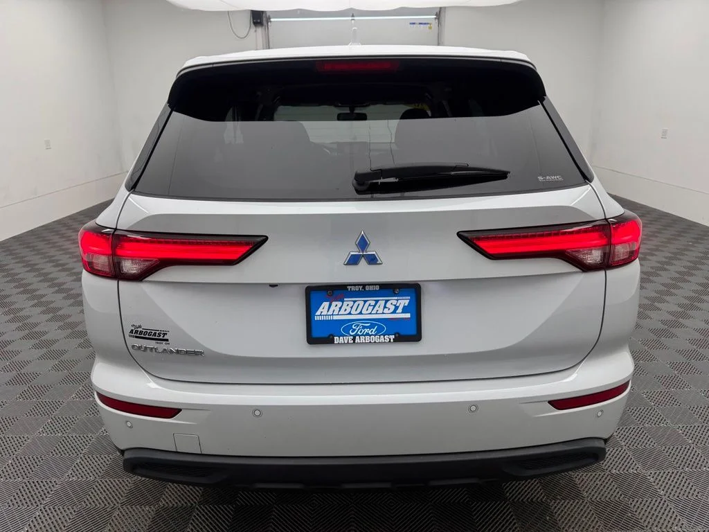 Used 2023  Mitsubishi ES image 9