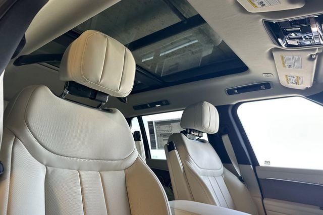 New 2026 Amethyst Grey Purple in Gloss finish Land Rover SE image 15