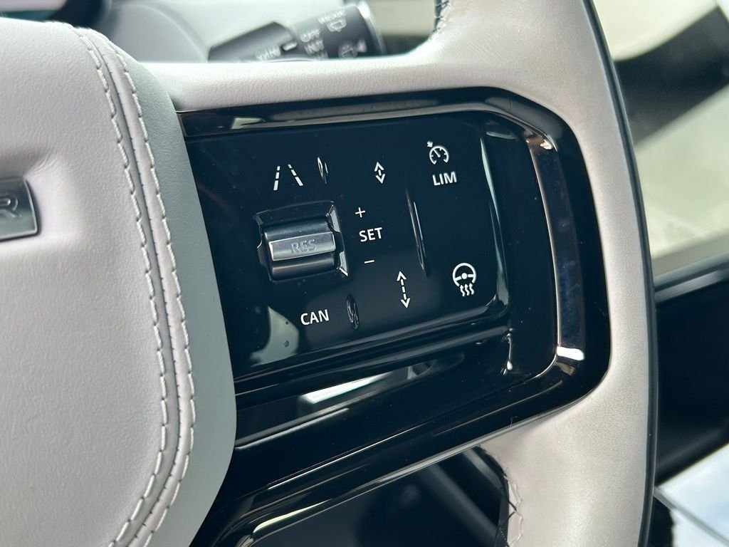 Used 2024 White Land Rover Dynamic SE image 21
