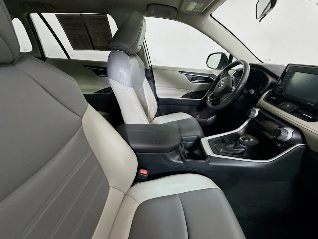 Used 2020 Silver Sky Metallic Toyota XLE Premium image 26