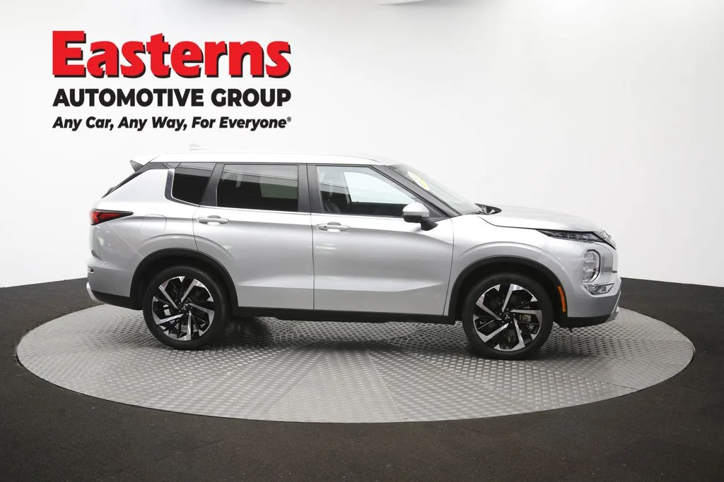 Used 2024 Silver Mitsubishi SE image 46
