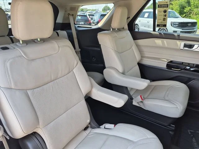 Used 2022 Black Ford Platinum image 33