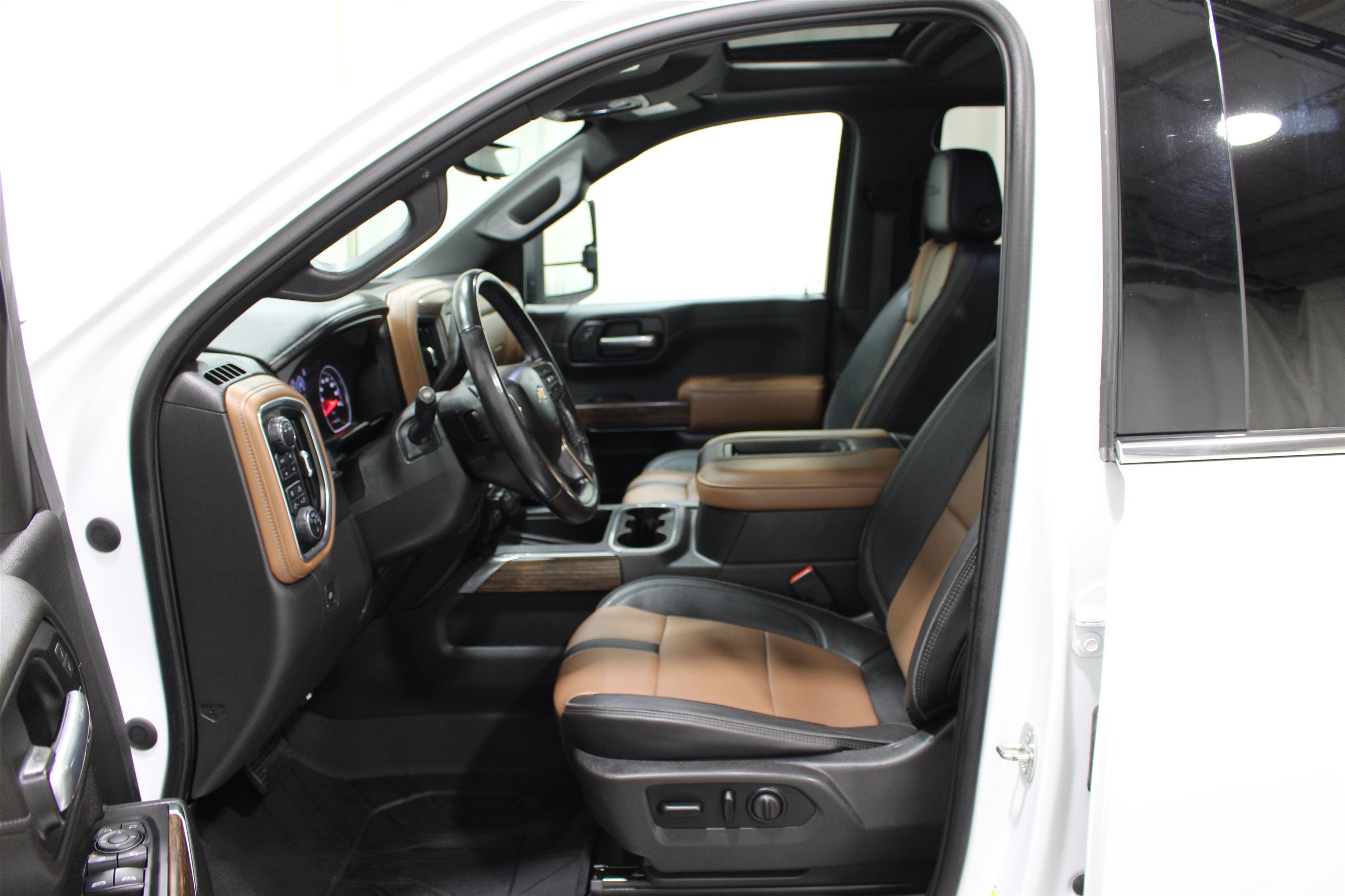 Used 2020 Iridescent Pearl Tricoat Chevrolet High Country image 3