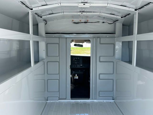 New 2025 Summit White Chevrolet 1WT image 10