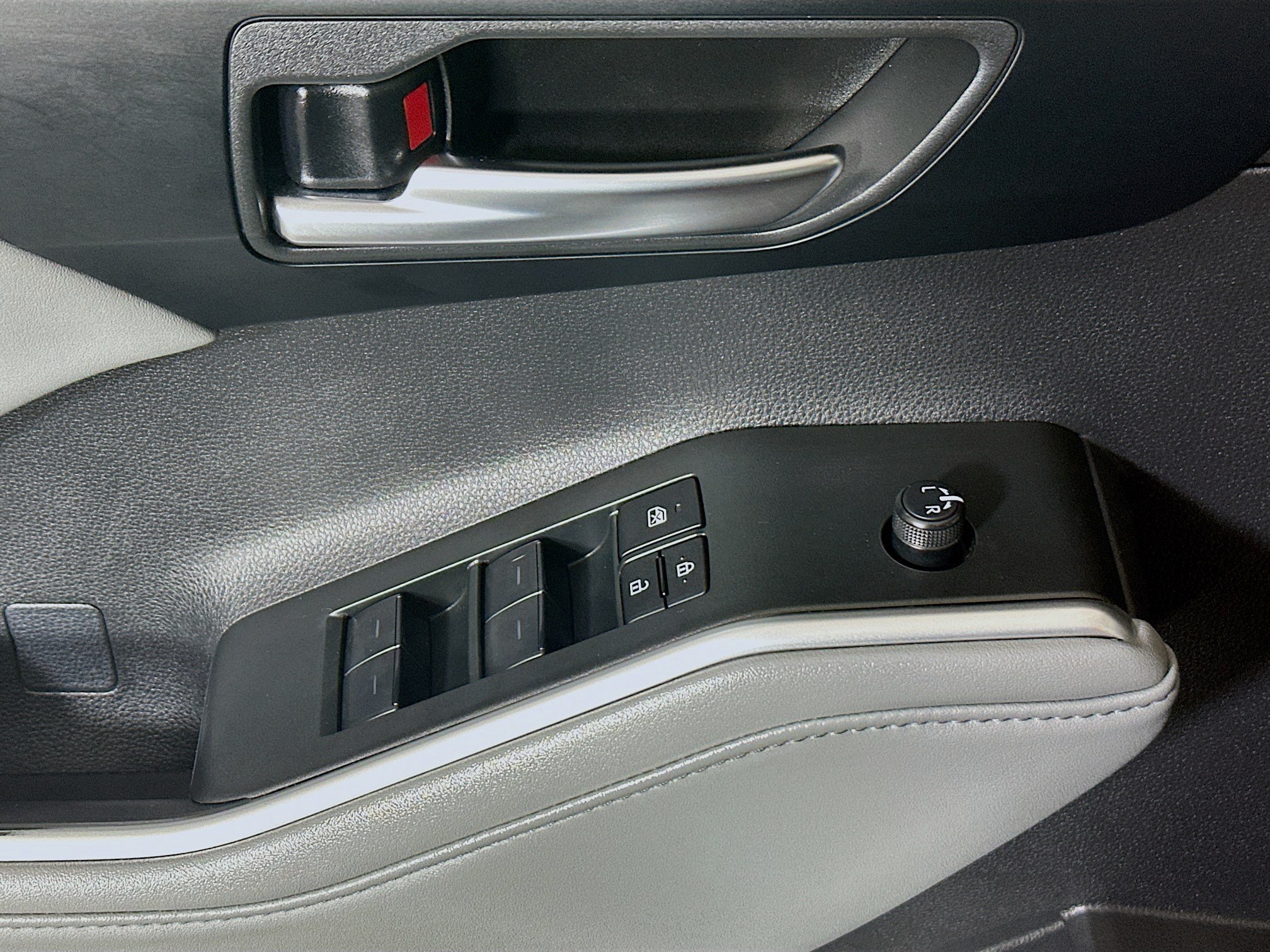 Used 2025 Pearl Toyota Hybrid XLE image 14