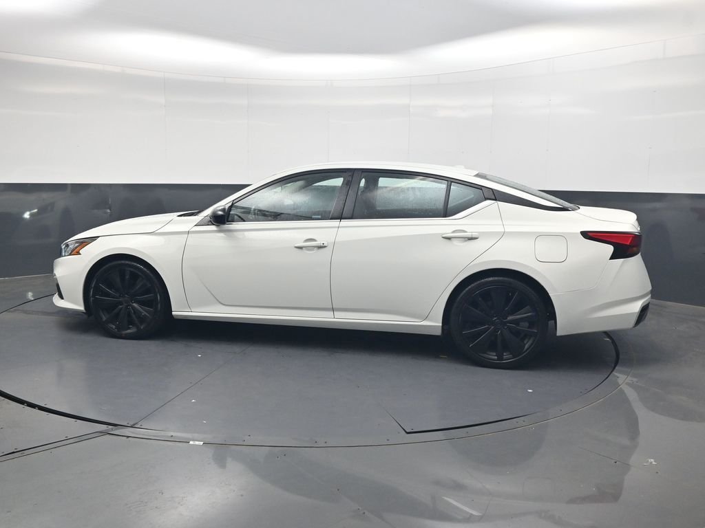 Used 2022 White Nissan 2.5 SR image 7