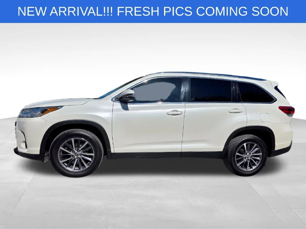 Used 2019  Toyota SE image 3