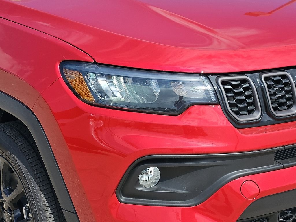 New 2026 Red Hot Pearl-Coat Exterior Paint Jeep Latitude image 8