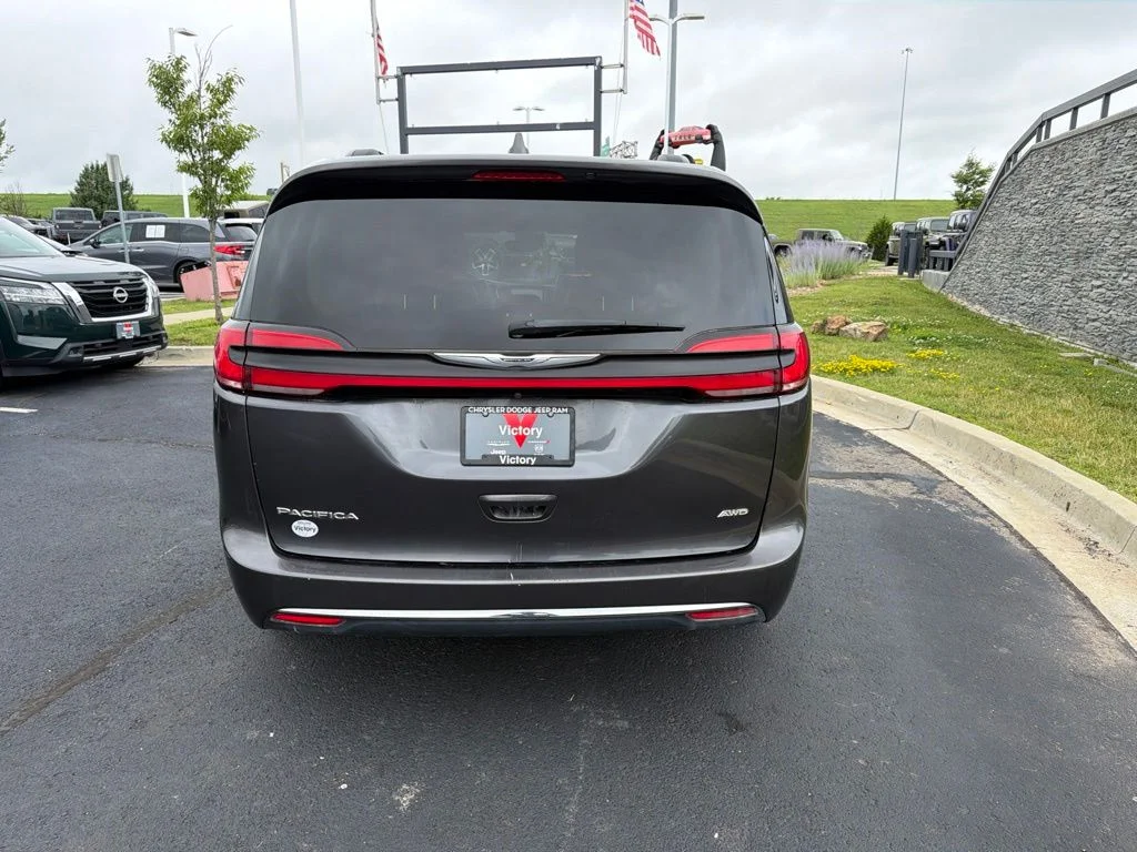 Used 2022 Gray Chrysler Touring L image 6