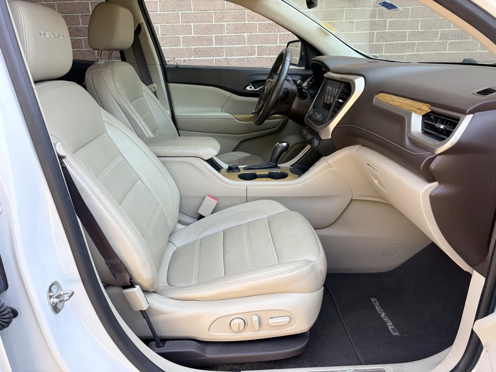 Used 2017 White Frost Tricoat GMC Denali image 19